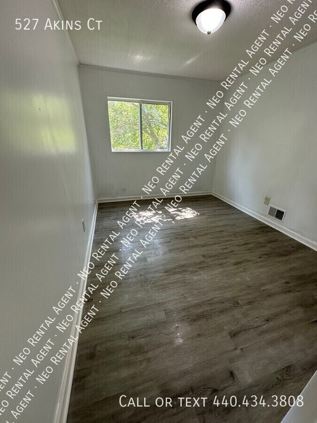 Photo - 527 Akins Ct