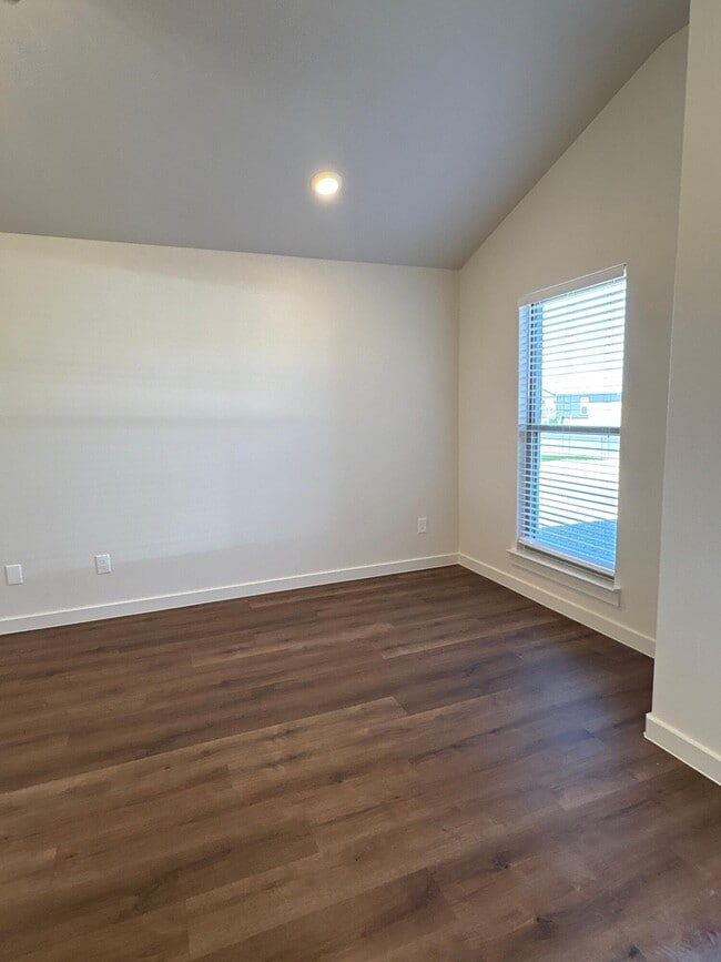 Photo - 2174 Langford Ave