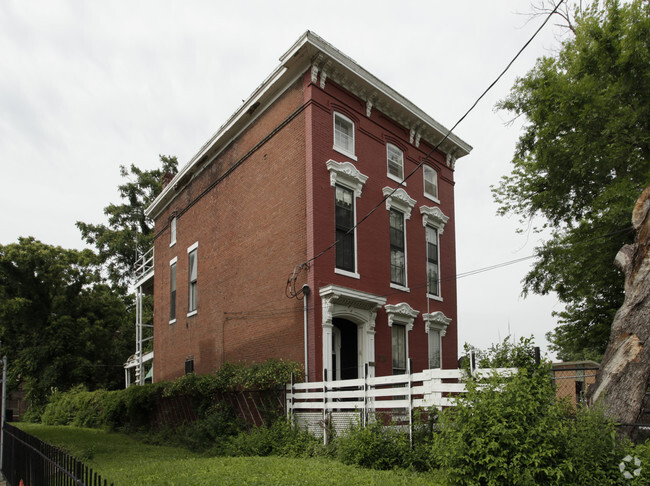 Building Photo - 320 E College St Rental