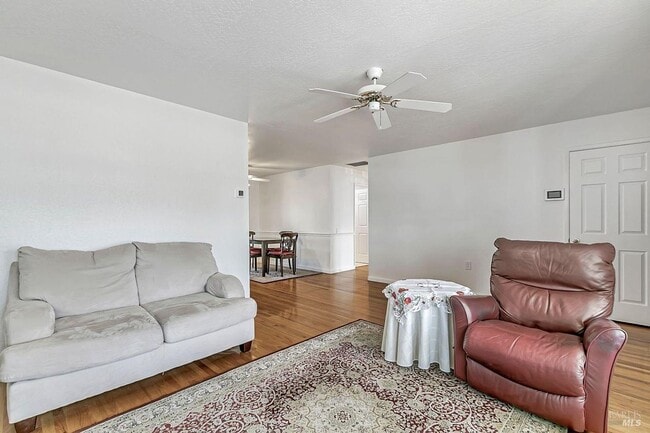 Photo - 188 Glacier Cir