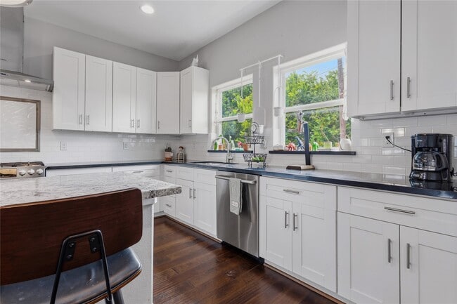 Photo - 704 Vincent St