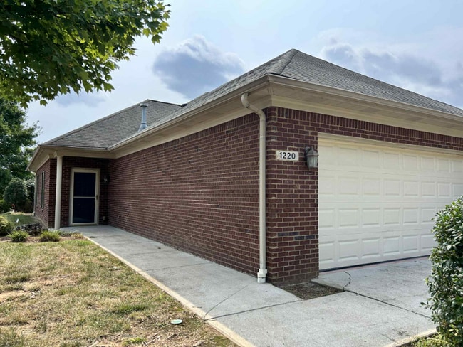 Building Photo - 1220 Stefanie Dr Rental
