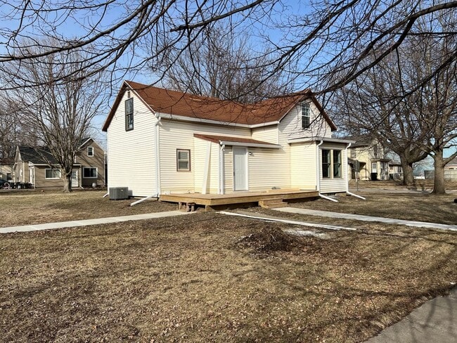 Building Photo - AVAILABLE NOVEMBER 1st! 3 Bedroom House On...