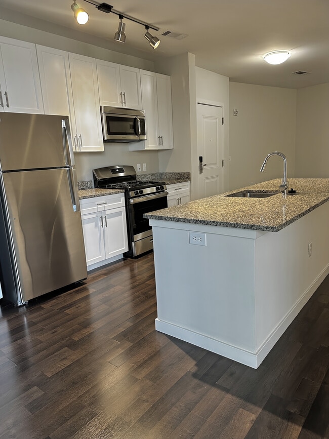 Building Photo - One Glover