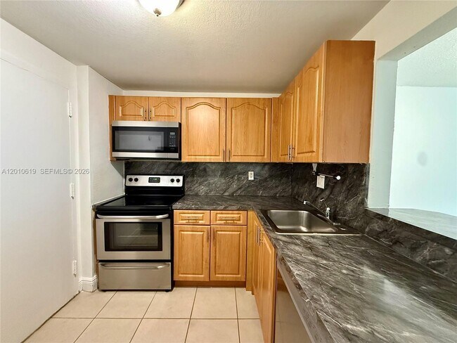 Building Photo - 9143 SW 77th Ave Unit B109