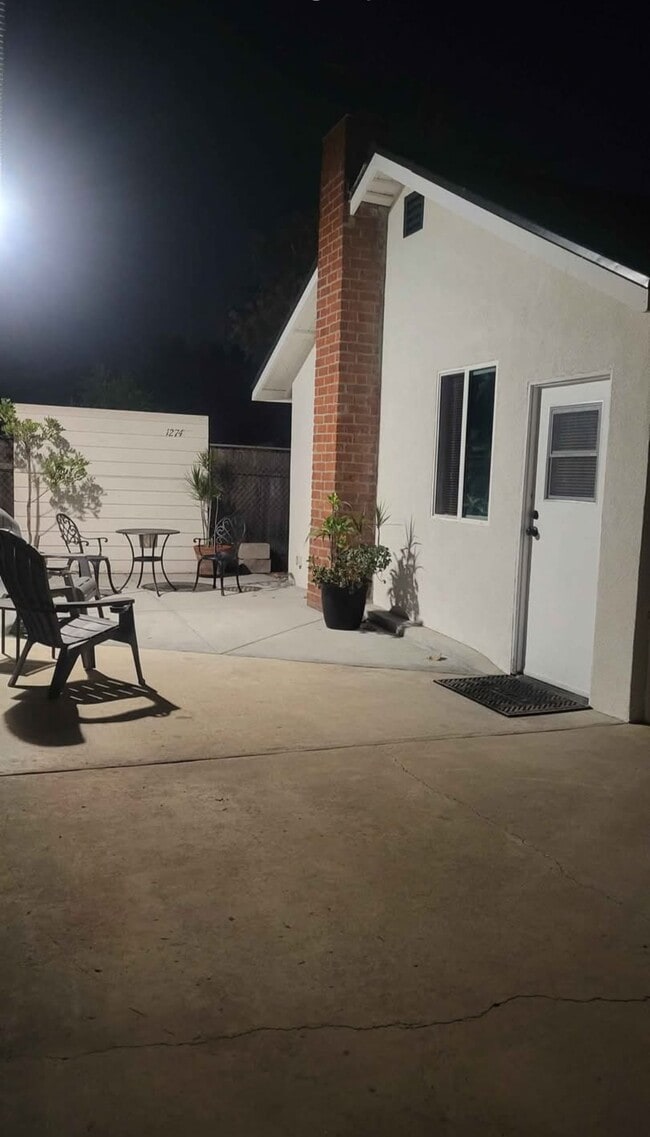 Front patio area - 1276 N Hamilton Blvd Unit 1276