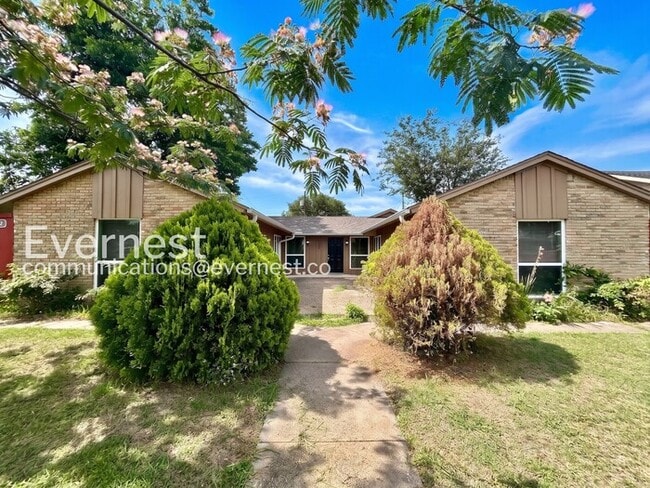 Building Photo - Spacious 4 Bed, 2 Bath Home with Fenced Yard & Carport / Available Now!
