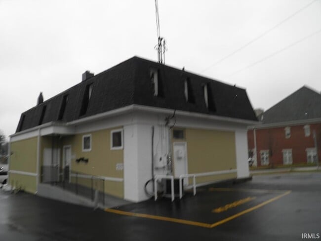 Building Photo - 420 1/2 W 2nd Street Unit 2W