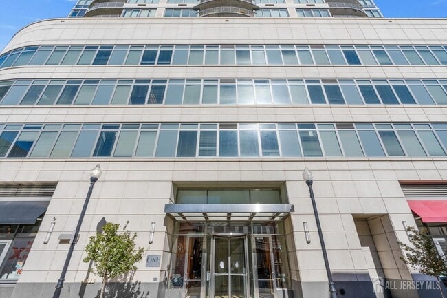 Building Photo - 1 Spring St Unit 1704