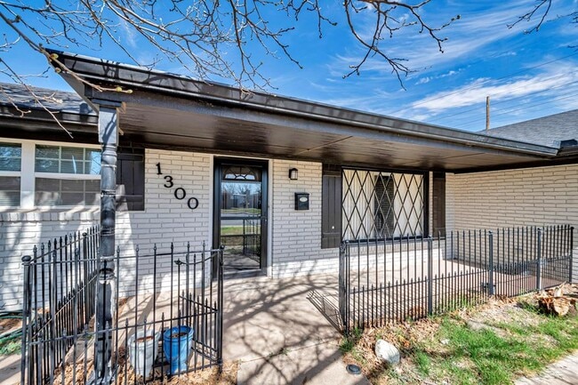 Building Photo - 1300 Bonham Ave