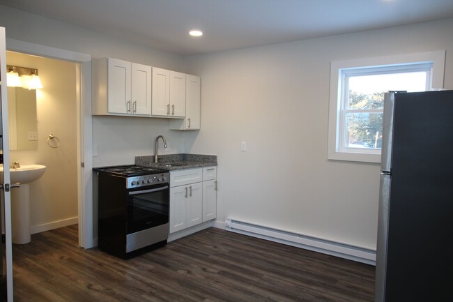 Building Photo - Beautifully remodeled and completed effici... Unit 14311 Rt. 9W - 8 Rental