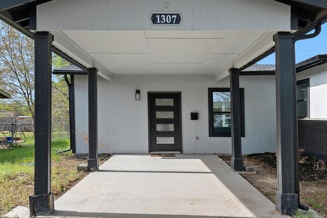 Photo - 1307 Yorkshire Dr