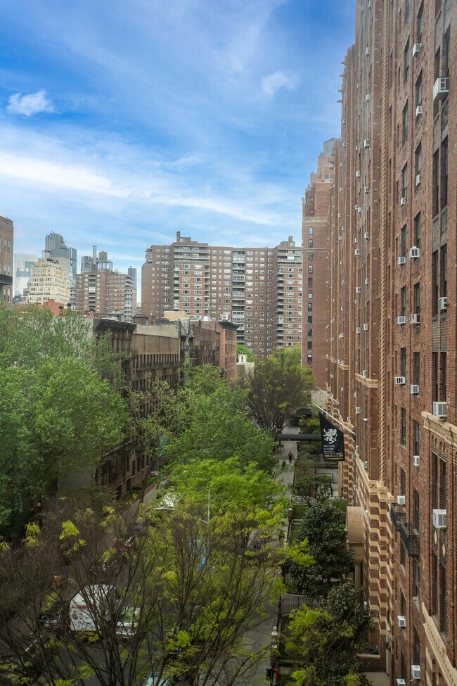 Photo - 470 W 24th St