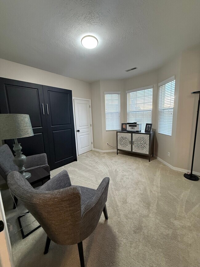 Photo - 998 Shetland Ln