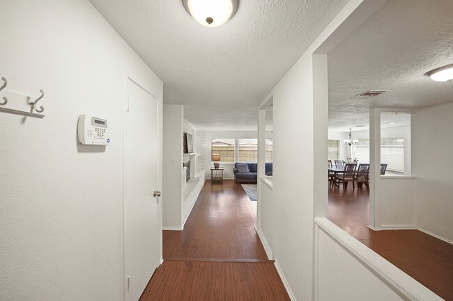 Photo - 411 Pickford Dr