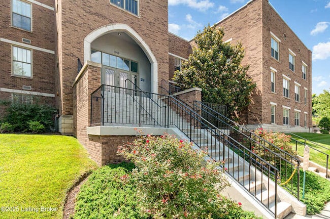 Building Photo - 1915 Wrocklage Ave Unit Beautiful Highlands Condo