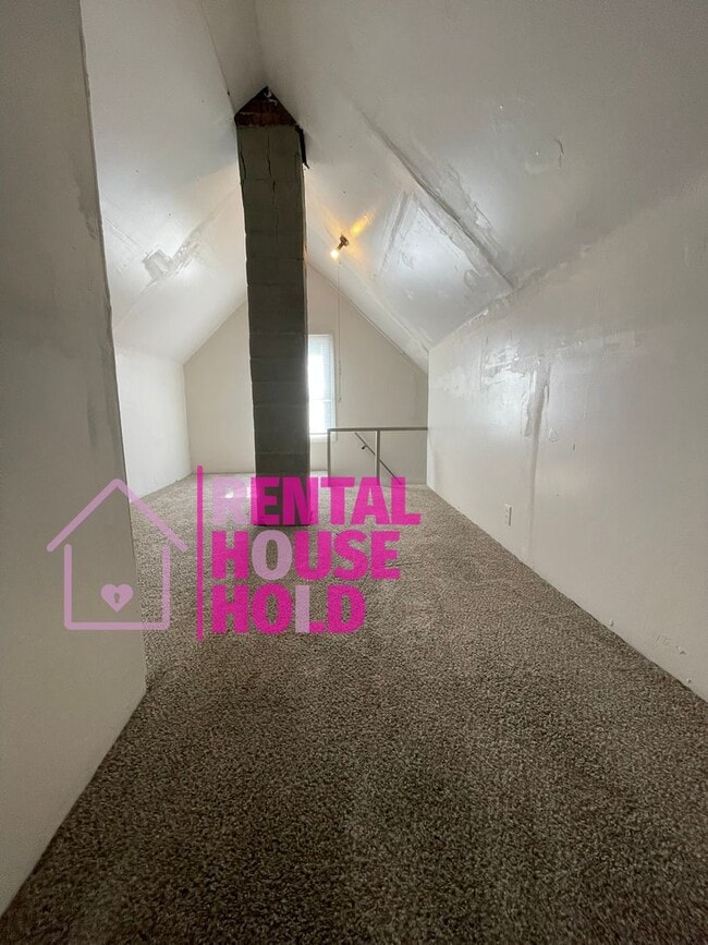 Building Photo - ~ 3 BEDROOM 1 BATH FREE PRE-SCREEN