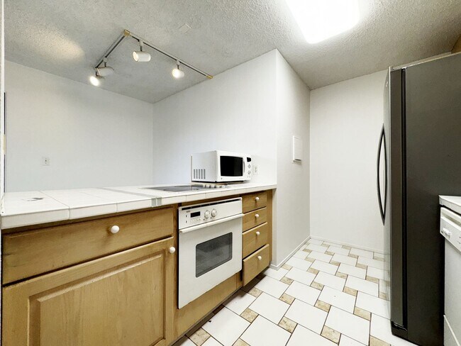 Photo - Diamond Head 1/1 with A/C and Parking Unit 237