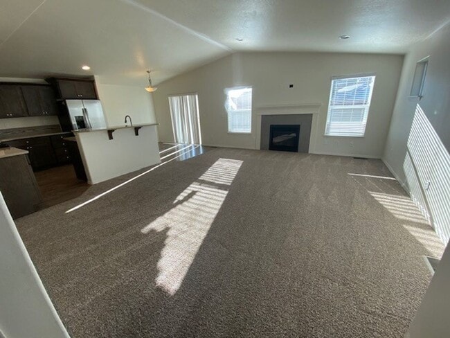 Photo - MOVE IN SPECIAL $500 off first month rent ...