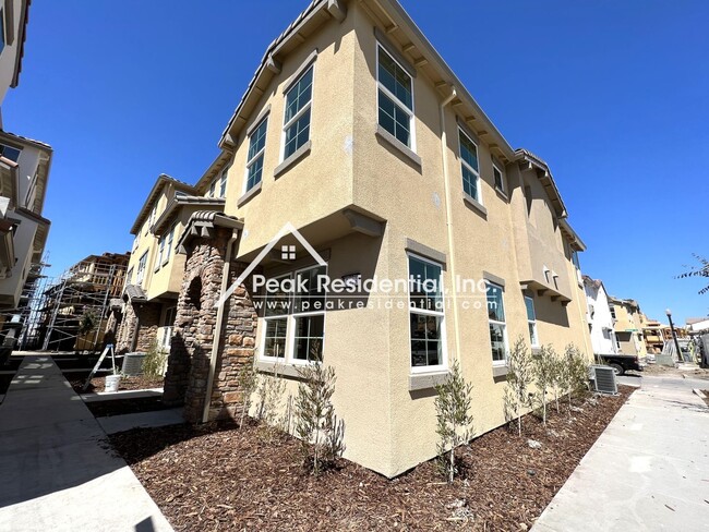 Building Photo - Newer 3bd/2.5ba North Natomas Townhouse with 2 Car Garage!