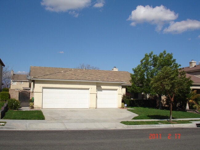 Building Photo - 3141 Thoroughbred St Rental