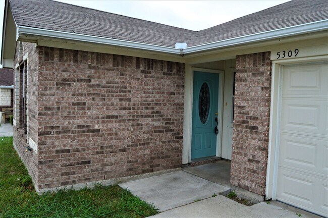 Photo - Updated 3-2-2 Home For Lease