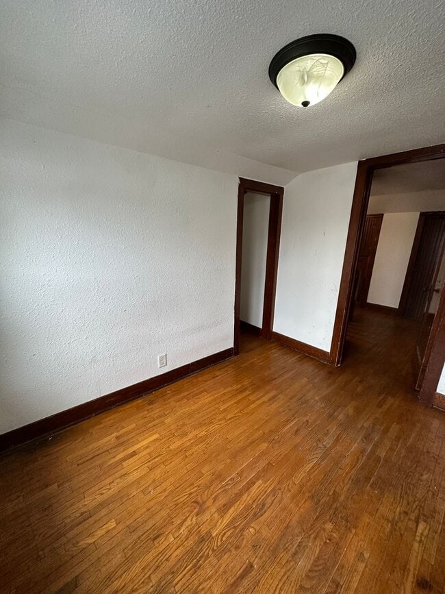Photo - 725 24th St N