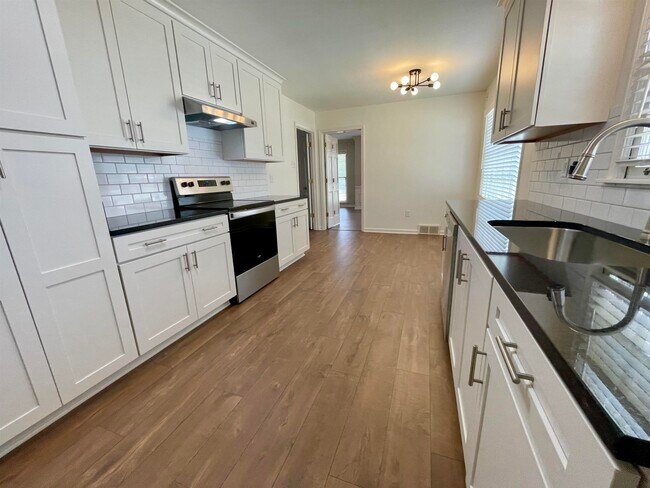 Photo - 2420 Stratfield Dr