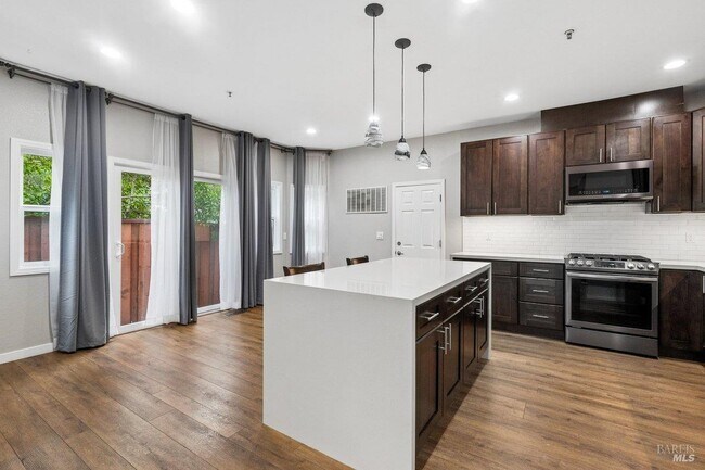 Photo - 4 Courtney Ln