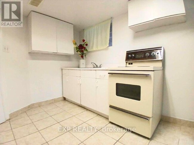 Photo - 931 Pape Ave