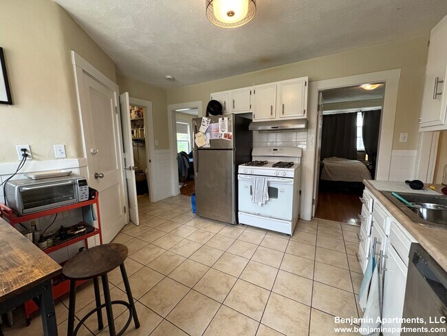 Building Photo - 60 Litchfield St Unit 1 Rental
