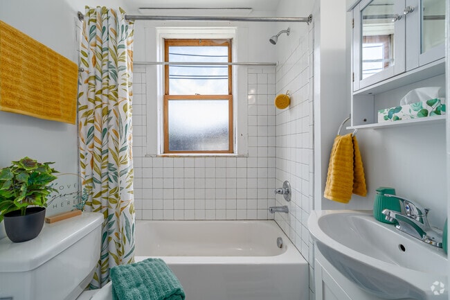 1BR, 1BA - 400SF - Bathroom