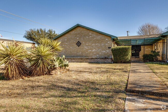 Building Photo - No CARPET. Large closets! Rental