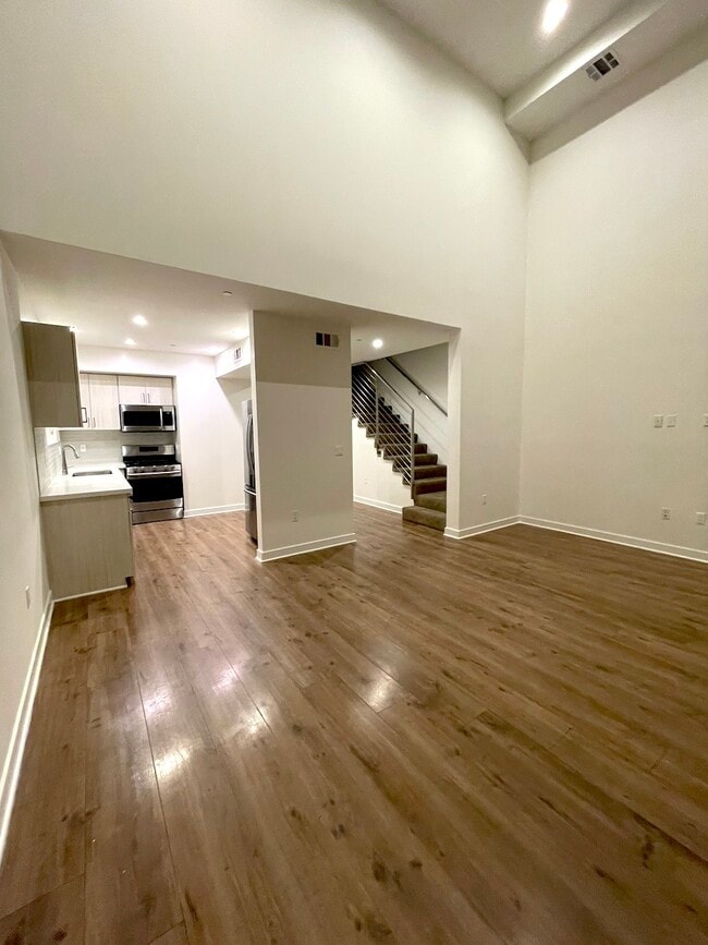 Building Photo - 6143 Fountain Ave Unit 104