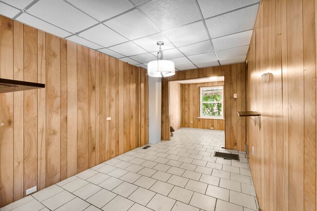 Photo - 622.5 N Silk St