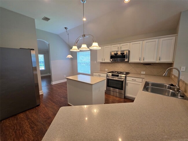 Photo - 395 Livingstone Ln