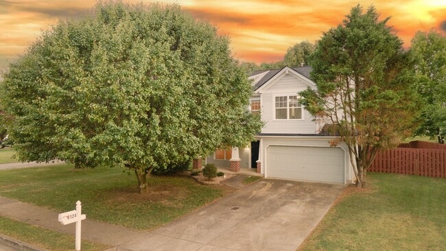 Building Photo - **BE THE LUCKY ONE TO LIVE IN THIS UPDATED NASHVILLE/ BELLEVUE HOME**