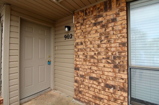 900-902 Acacia Circle
