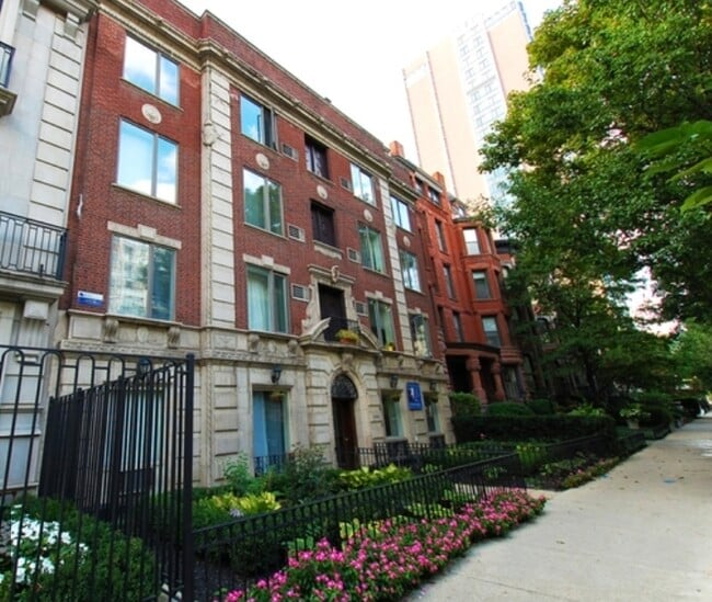 Building Photo - 1504 N Dearborn Pkwy Unit 402
