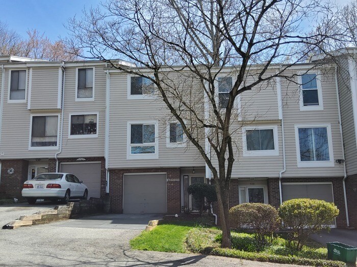 Riverbend on Country Club Road! Townhome w... - Riverbend on Country Club Road! Townhome w...