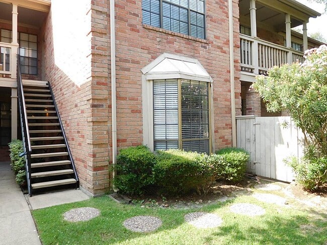 Building Photo - 2255 Braeswood Park Dr Unit 267