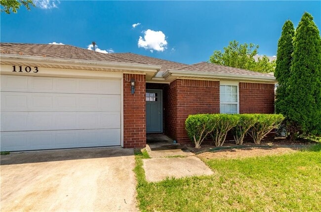 Photo - 1103 SW Apache Dr