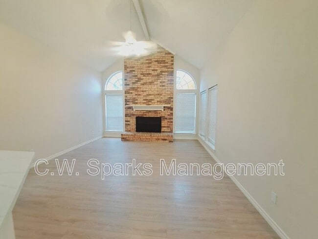 Photo - 902 Sunpoint Cir