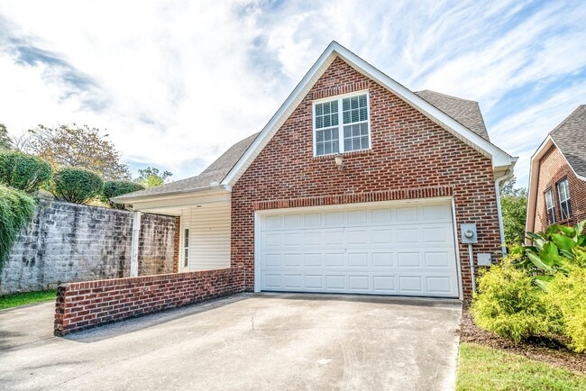 Photo - West Hills House 3BR/ 2.5BA, 2 Car garage, primary bedroom on main level