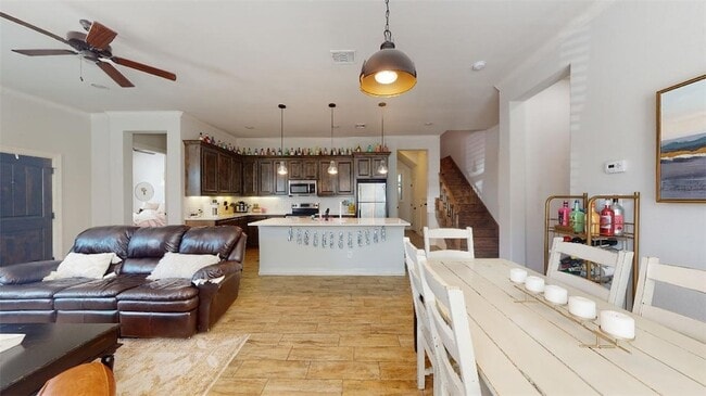 Photo - 105 Luther St