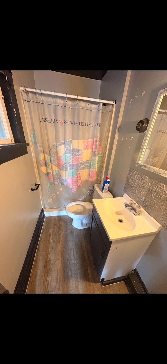 Photo - 111 W 42nd St Unit Apartment up