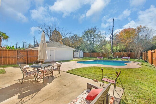 Photo - 18435 Lakeview Cir