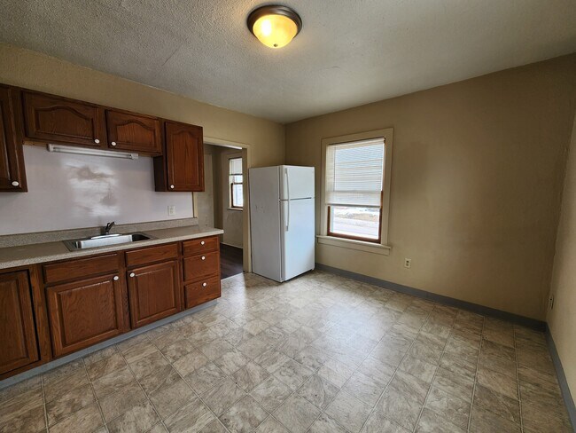 Photo - 604 W Seerley Blvd