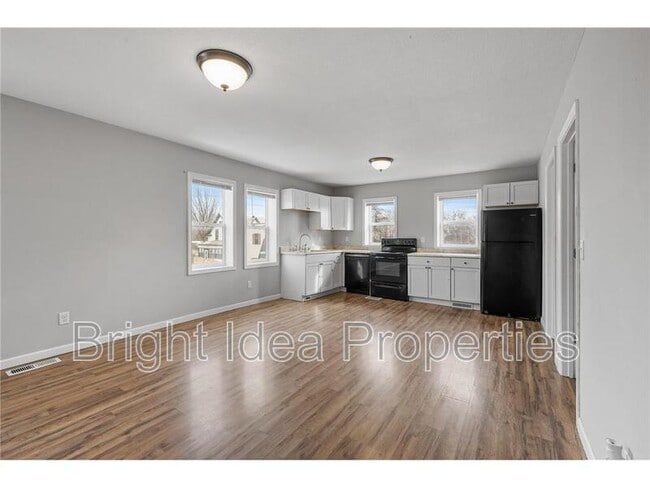 Photo - 1051 Arkwright St N