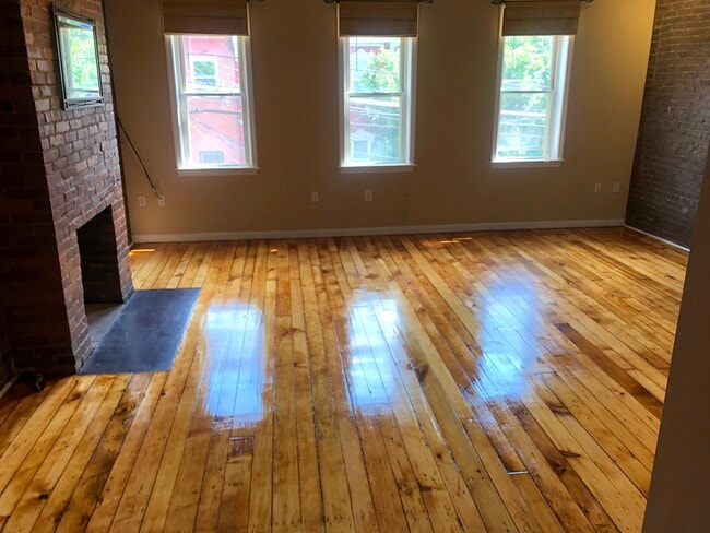 Living room - 2211 Sarah St Unit 2